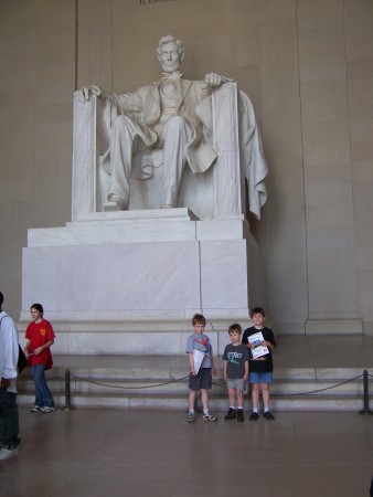 Kids in front of the Lincoln Memorial