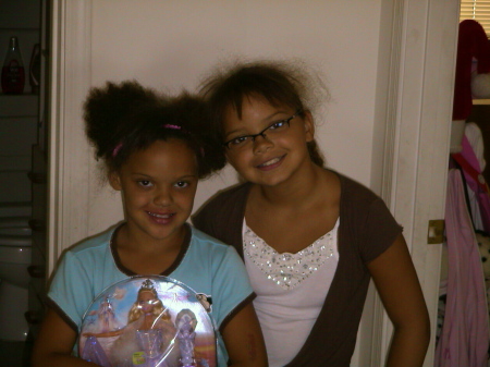 Alexis 7 and her sister Anais 9
