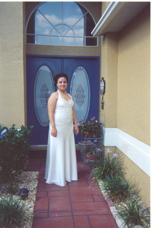 Mi hija Laura el dia de promp  - Frente a mi casa - May 2005