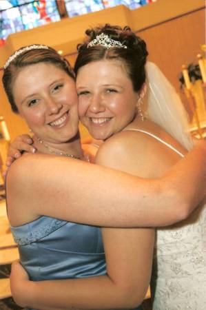 Melissa and sister Jen at her wedding