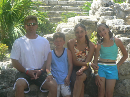 Gary, Camden, Taylor and Nikki in Cancun, June 2007