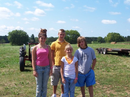 Right to left, Niece Taylor, son Dom, daughter Dana, son Clay
