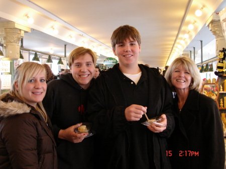 Pike Place Mkt with step daughters (Anna & Jesse) & nephew (P.T.)