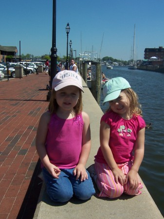 Rylie and Gweni in downtown Annapolis