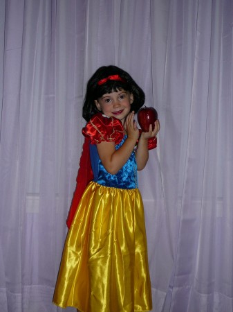 snow white with apple