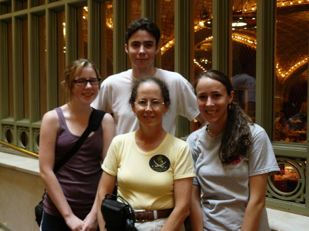 Aug 07 - Linde & kids in Grand Central