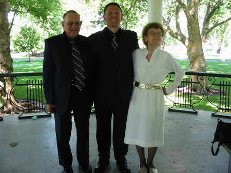 Keith with his parents LeRoy and Mrytle