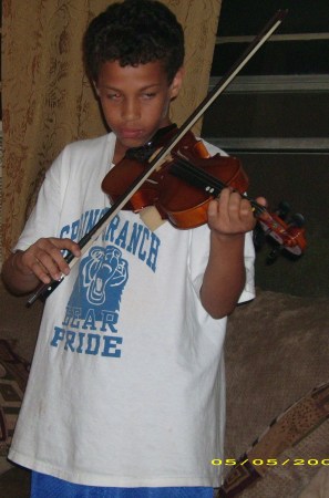 ELIJAH PLAYING LORD OF THE RINGS ON VIOLIN