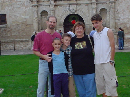 Linda McElhose Ewaniszyk with family at Alamo 2004