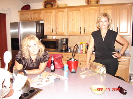 Lorie and Heather at Bonnies house :)