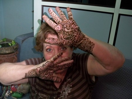 henna hand painting