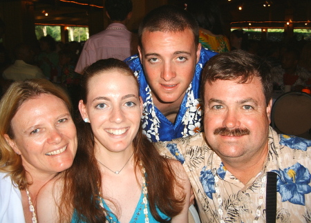 FAMILY PHOTO HAWAIIN STYLE