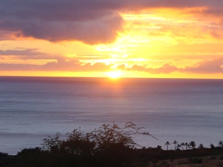 Along Molokai's southern side one can be at pe