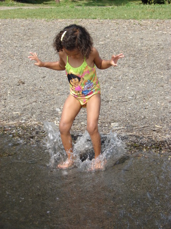 Ella splashing