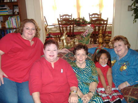 Gail and Susan Russell w/ Martha, KERI AND paige