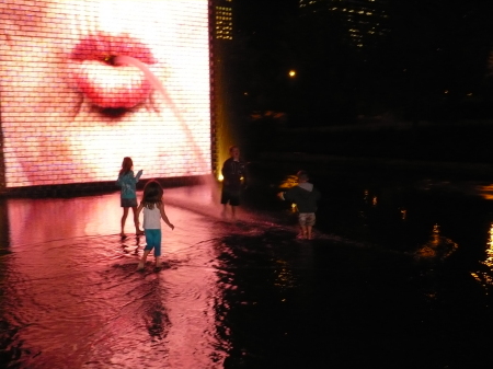 Kids playing in the fountain at Millenium Park Chicago