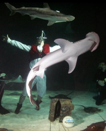 Dan Meyer swallowing a sword UNDERWATER!