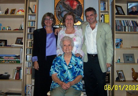 Abuela, madre, hermana y yo.