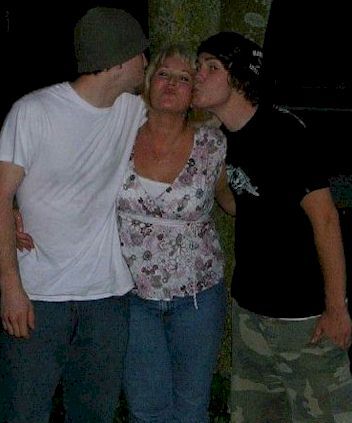 Sons kissing 'Mom' 2006