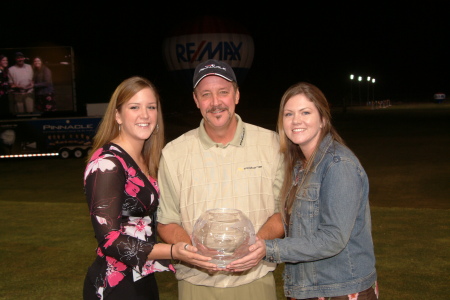 Bobby receiving LDA World Champion trophy in 2004