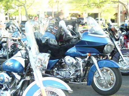 more bikes out side icecream parlor.