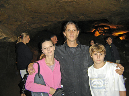 manos family in cave1