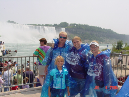 Niagra Falls is best on the Canada side !!