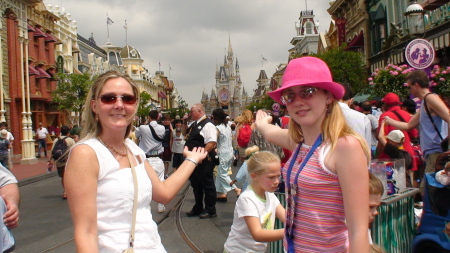 LAURA & JENNIFER AT WALT DISNEY - 2006