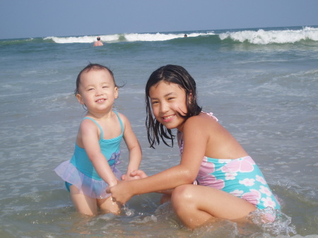 My little hams (Taylor 10 & Myranda 2) at Virginia Beach (Summer 2006)