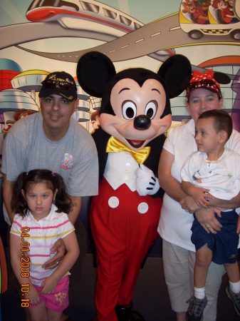 Family with Mickey Mouse Magic Kingdom(D.W)