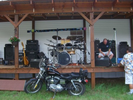 nothin like a harley in front of the stage to set things to rockon!