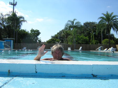 2007- Hi from the pool