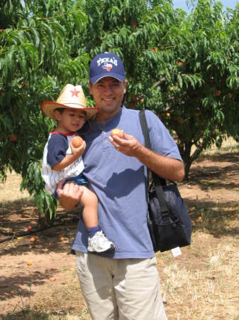 Picking peaches in Fredericksburg