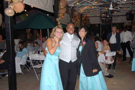 Dancing with 2 pretty gurls!!