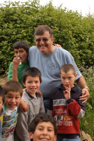 Tom Orme With The Children in Santiago Chile - 2004