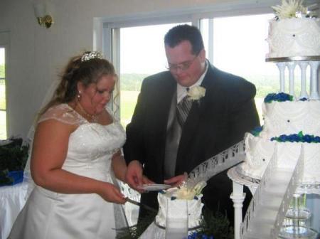 Jon and Billie cutting cake