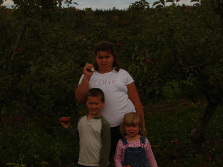 kids apple picking