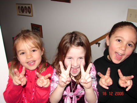 Taylor (middle) w/ her cousins at her B-day turning 6yrs. old 4/2007