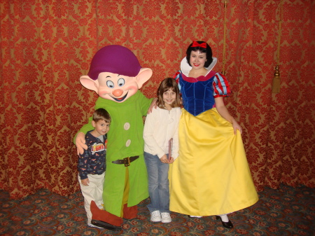 Snow White and Dopey with the kids