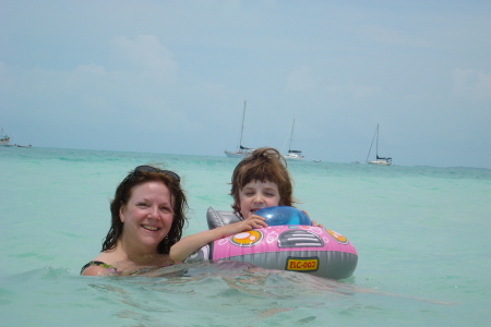 Lucia and mummy at the beach