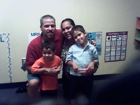 Yo mi esposa Brenda, mi hijo Joshua Y Mi hijo pequeno Cristian.