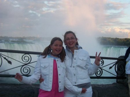 Girls Niagara Falls 05