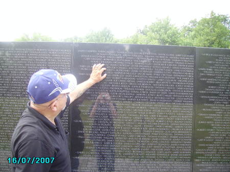 Visiting the Viet Nam Wall on 08-08-2007