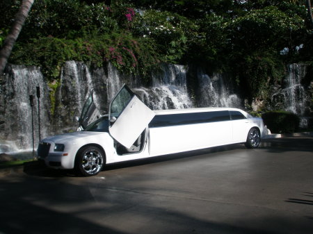 chyrsler 300 limo........baronslimomaui.com