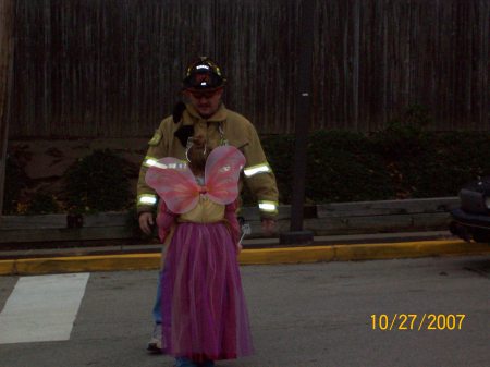 hayley showing off to daddy at the halloween parade