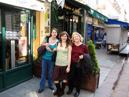 Mom & Daughters in Paris