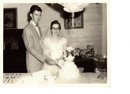 Grandma & Grandpa Sillery cake cutting