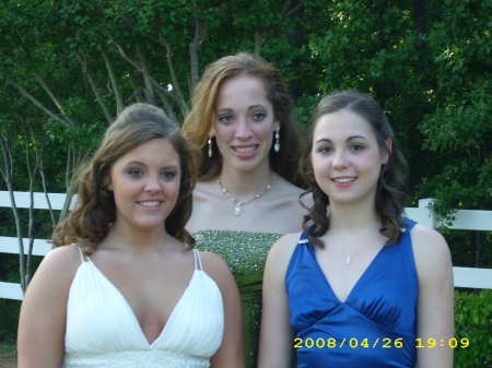 Kendra and Friends before prom 08