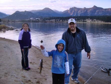 kids_fishin_with_dad