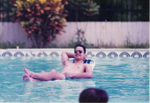 yo en piscina club 1986